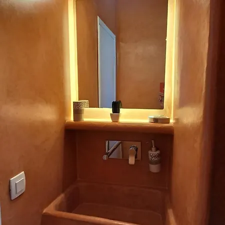 Irineos 아파트 페리사